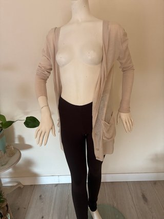 Leggins marrones con chaqueta crema de mango