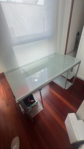 Mesa de estudio de cristal y metal