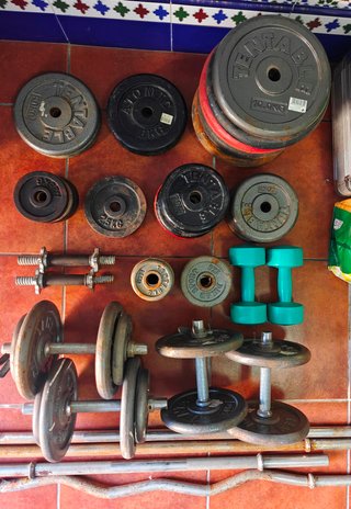 Set di pesi, manubri e barre per palestra