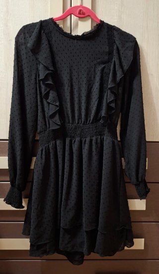 Vestido Negro con Volantes