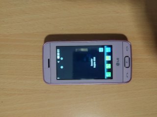 Vecchio cellulare LG rosa