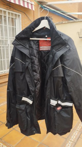 Parka técnica impermeable negra