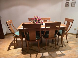 Conjunto de Mesa y 6 Sillas de Madera Maciza