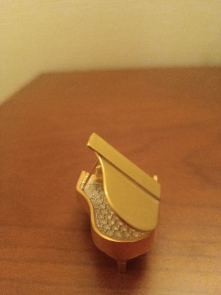 Figura di pianoforte dorato con cristalli Swarovski