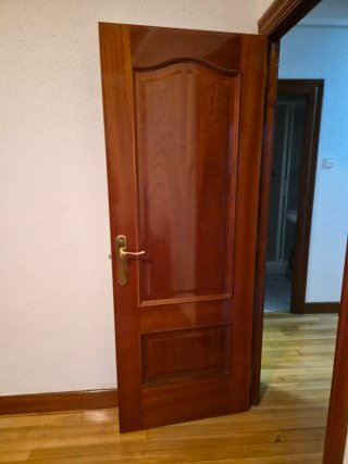 Puerta de madera con acabado barnizado