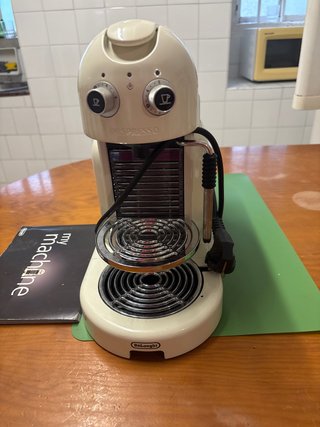 Cafetera Nespresso DeLonghi Crema