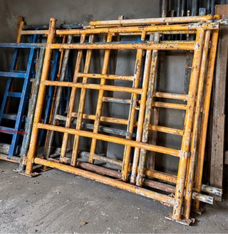 ANDAMIO METÁLICO 2 M + 2 TIJERAS – 50 €