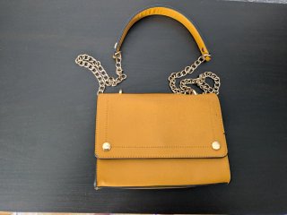 Bolso de cadena dorado y amarillo