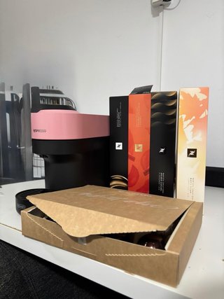 Cafetera Nespresso Rosa y Cápsulas (NUEVA)
