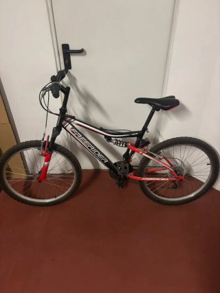 Bicicleta Freerider 24 per bambini con casco