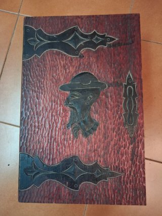Caja de madera tallada con figura