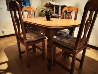 Mesa y 4 sillas madera color miel