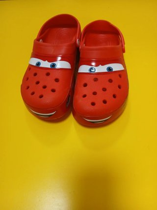 Zapatillas rojas con diseño de coche