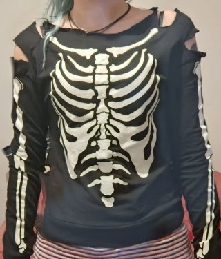 Jersey Negro con Estampado de Esqueleto