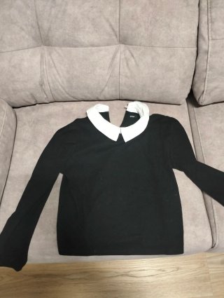 Jersey negro con cuello blanco