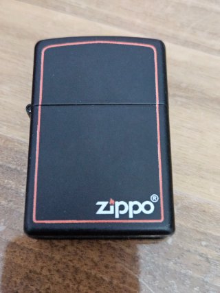 Zippo Classic Black & Red 218ZB (Gennaio 2012) -