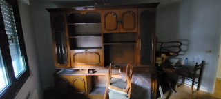 Mueble de madera y cristal