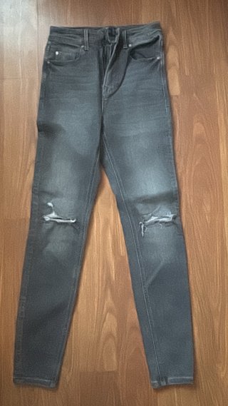 Vaqueros Grises con Roturas