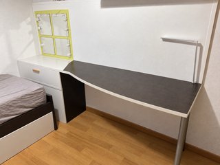 Mesa de escritorio con cajonera