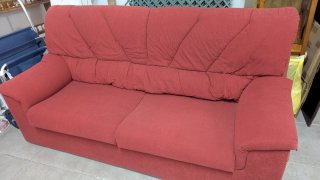 Sofá de tela rojo