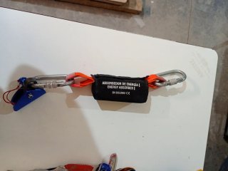 Dispositivo anticaídas con absorbedor