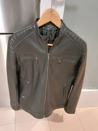 Cazadora de cuero negra
