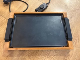 Plancha de Asar Cecotec con Base de Bamboo