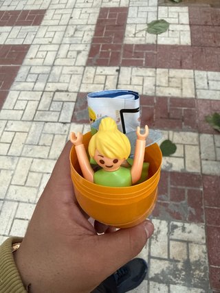 Playmobil figura con huevo naranja