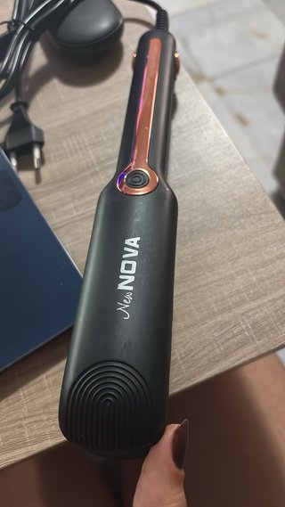 Plancha pelo New NOVA negra y dorada