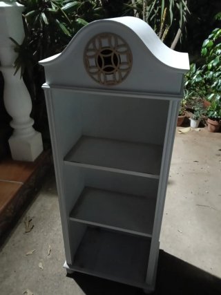 Estantería de madera blanca
