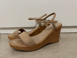 Sandalias Unisa tacón bajo color carne