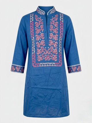 Vestido azul con bordado rosa