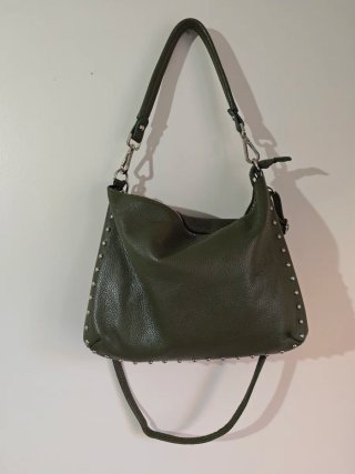 Bolso de piel verde con tachuelas