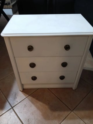 Mesita de noche blanca de madera