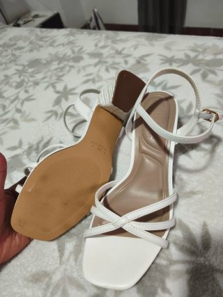 Sandalias blancas tacón tiras
