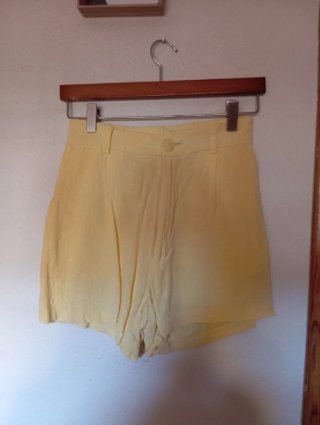 Pantalón corto fluido amarillo