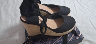 Zapatos de cuña negros con cordones