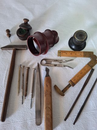 Set di strumenti per orologiaio antichi