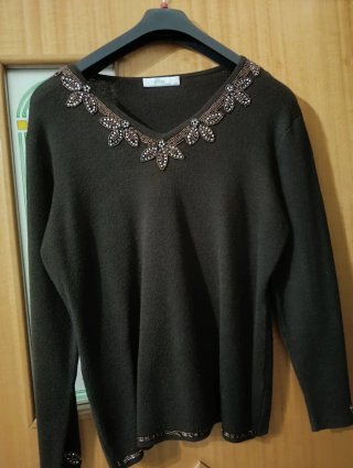 Maglia marrone con decorazioni