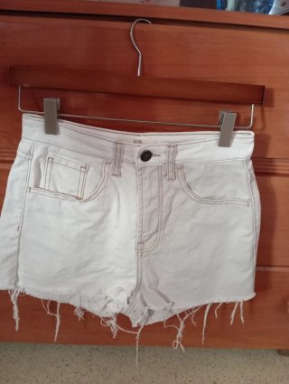 Shorts Vaqueros Blancos y Beige Stradivarius
