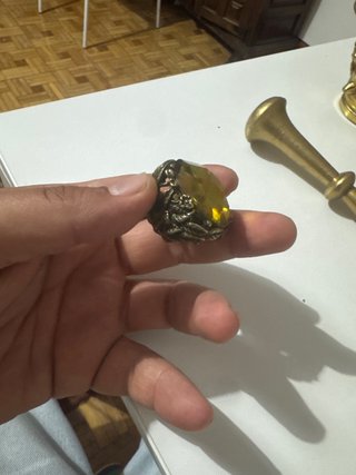 Anillo floral con piedra amarilla