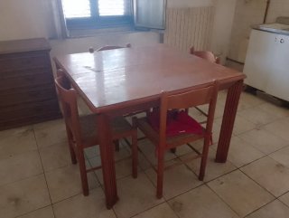 Tavolo in legno con 4 sedie + vetrinetta dispensa