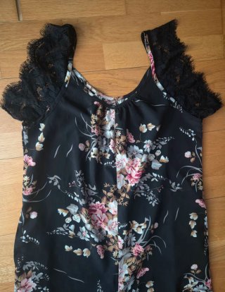 Mono floral negro con encaje talla L