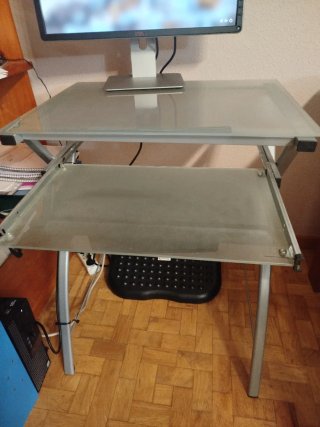 Tavolo per computer in vetro e metallo