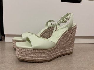 Cuñas esparto verde pastel