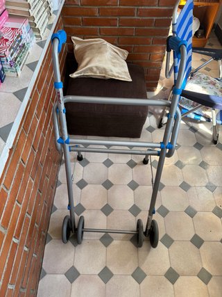 Andador básico con ruedas