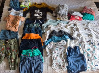 +50 prendas de ropa de bebé y cojín de lactancia