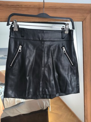 Minifalda negra efecto piel