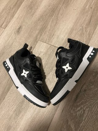 Zapatillas Negras y Blancas talla 42