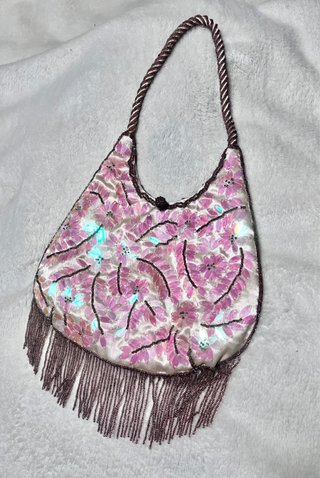 Bolso de mano con abalorios y flecos